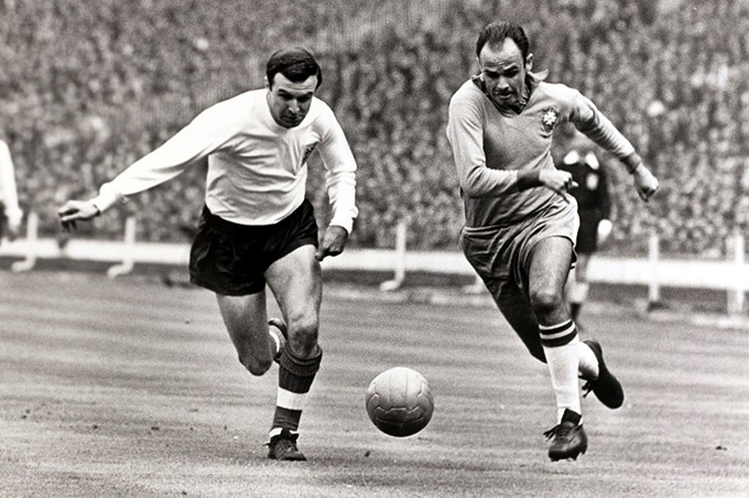 Inglaterra e Brasil futebol anos 60 Jimmy Armfield contra Pepe.